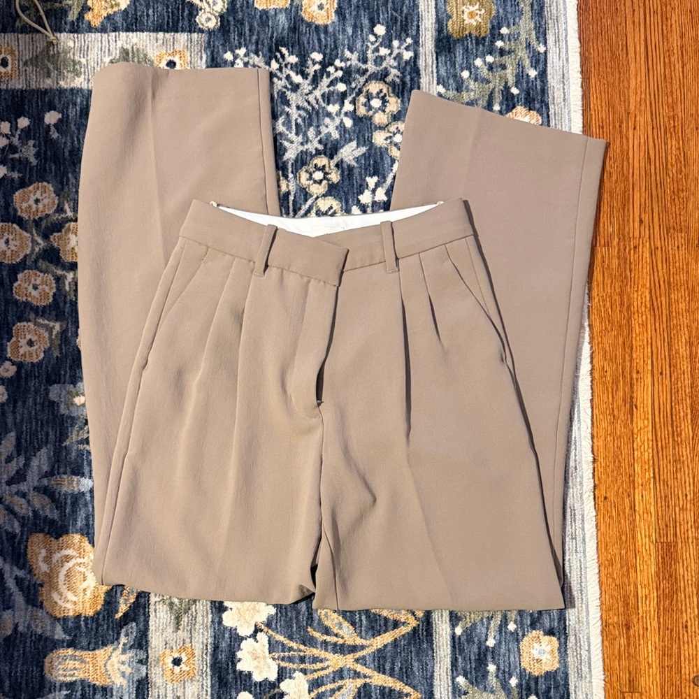 Aritzia Wilfred Effortless pants size 4 khaki